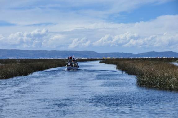O canal em meio ao junco do lago Titicaca que leva às Islas Flotantes, perto de Puno, no Peru